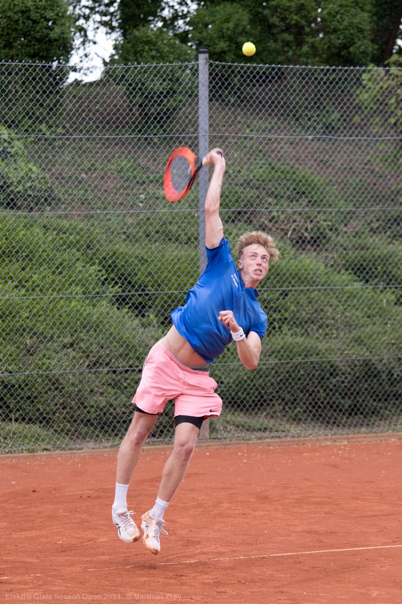 Aufschlag im Finale der Elektro-Glatz Open 2024