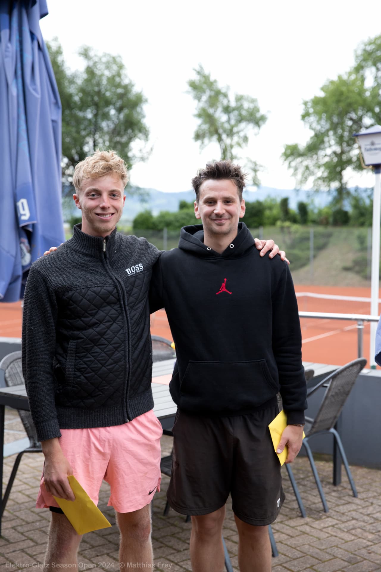 Jannis Danzeisen mit Finalgegner Paul Gogonea
