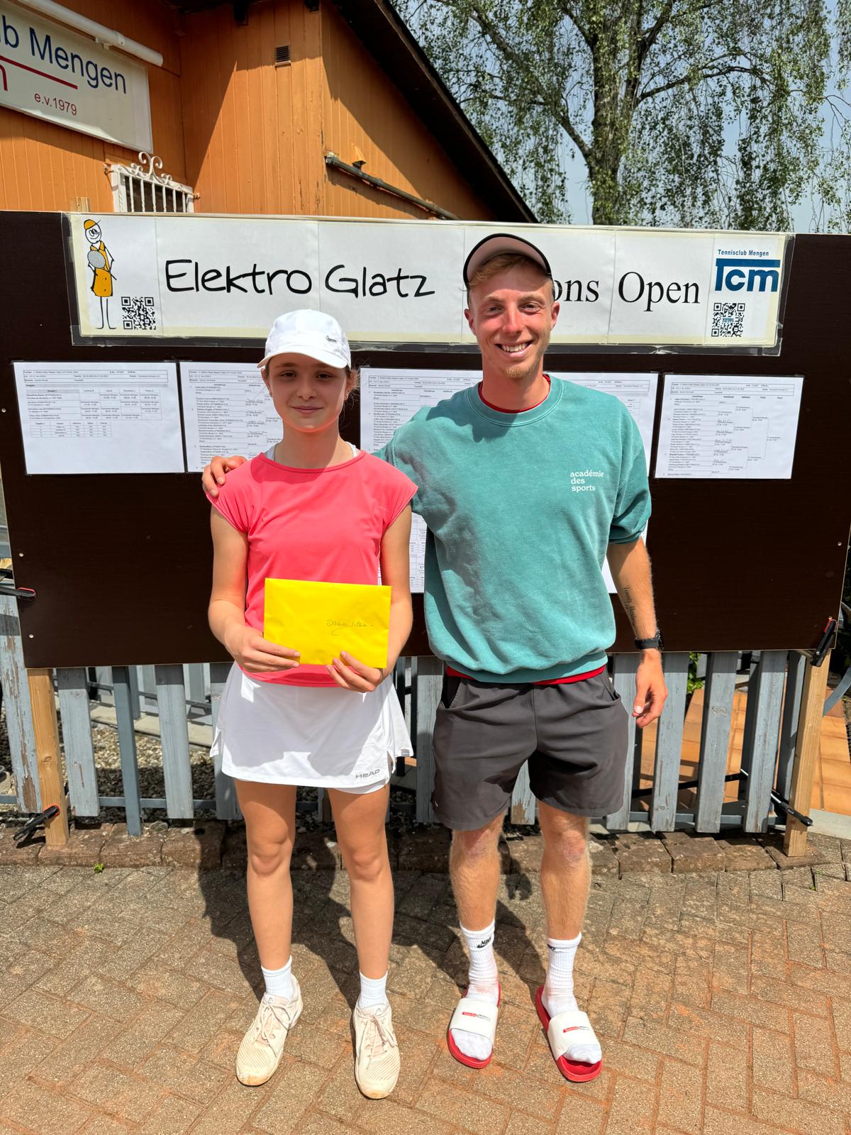 Sumi Jost mit Trainer Jannis Danzeisen bei den Elektro-Glatz Open